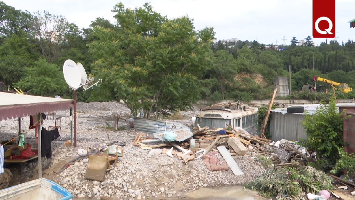 Селище в окупованій Ялті «затонуло» під купами сміття і каміння